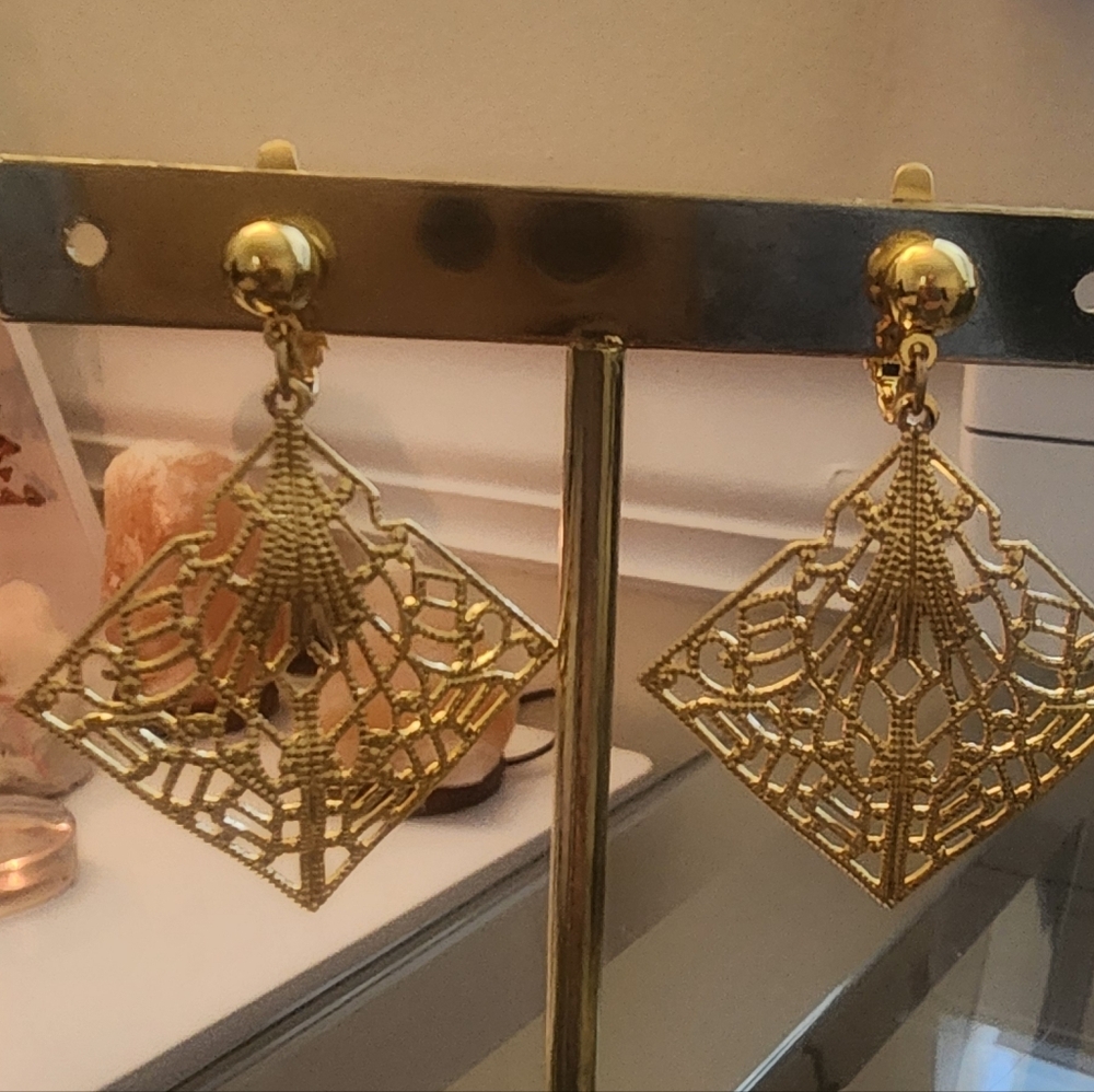 Trifari Elegant Gold Tone‎ Filigree Earrings